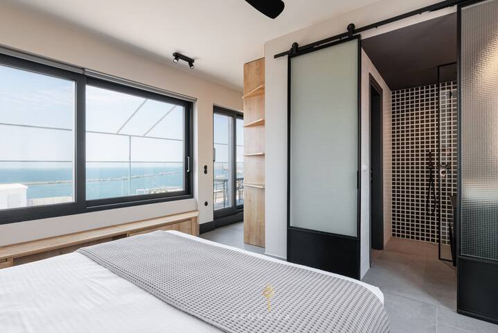 Nero Luxury Flat by Zennova gallery image 2