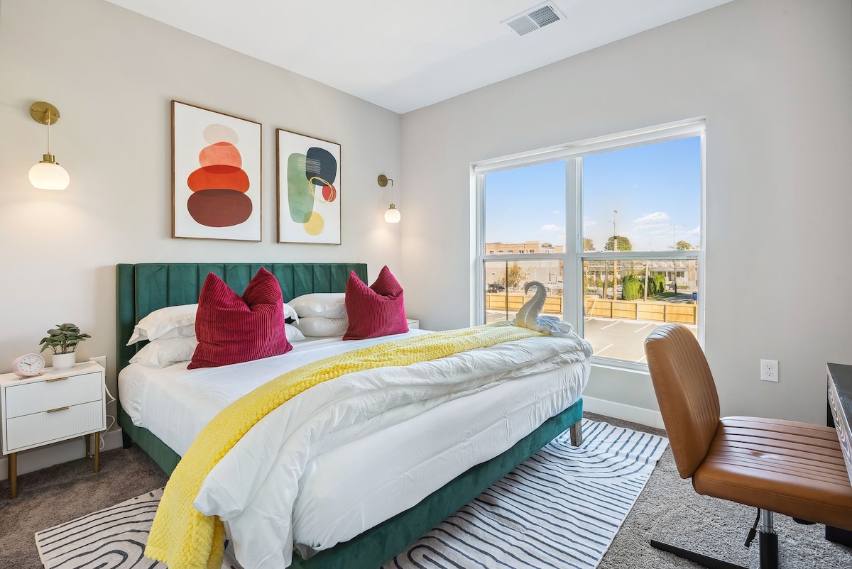 כשאתם שוכבים על מיטת קווין סייז, אתם מוקפים בעיצוב אלגנטי ופלטת צבעים מרגיעה שמרגיעה את החושים.