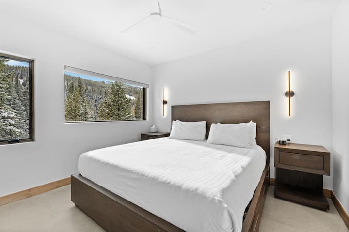 Dormitorio principal en el segundo piso con baño privado, TV de pantalla plana y vistas increíbles. 