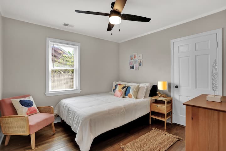 Საძინებელი 2 (საწოლი 152 × 203 სმ)