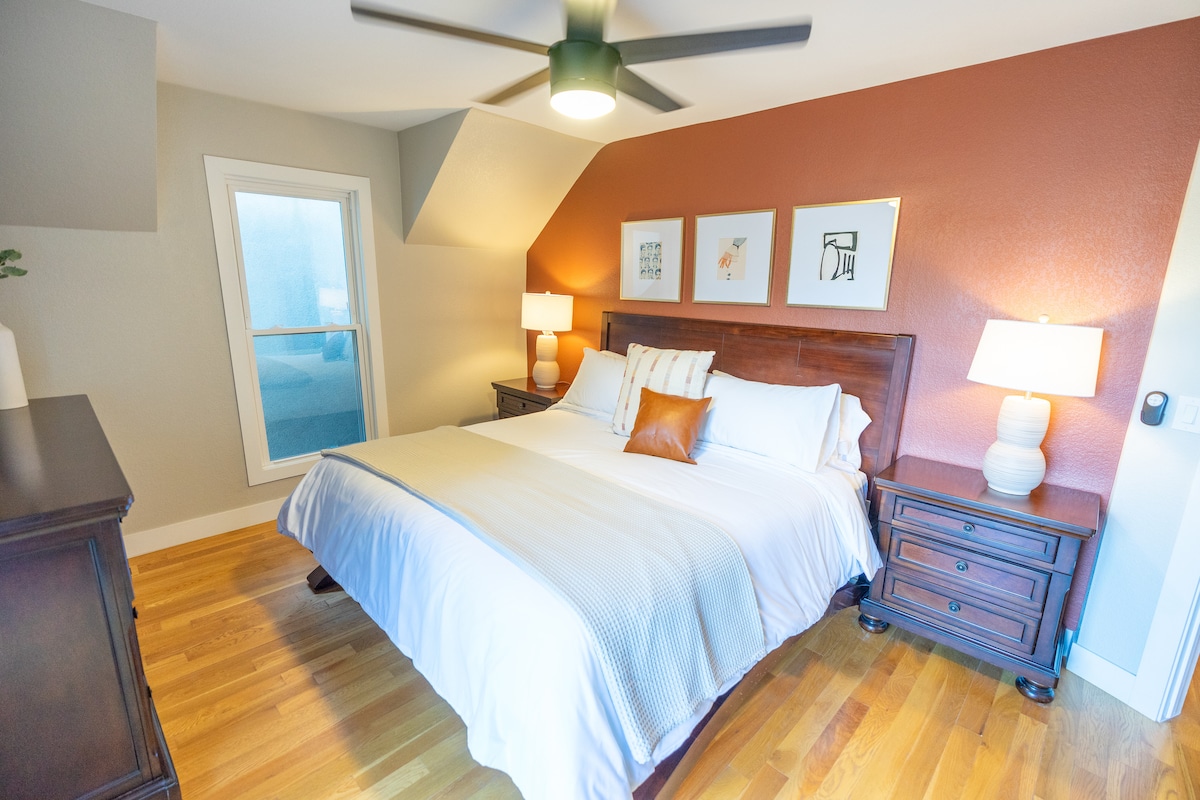 غرفة نوم رئيسية ثانية بسرير كينج وفناء خاص. 