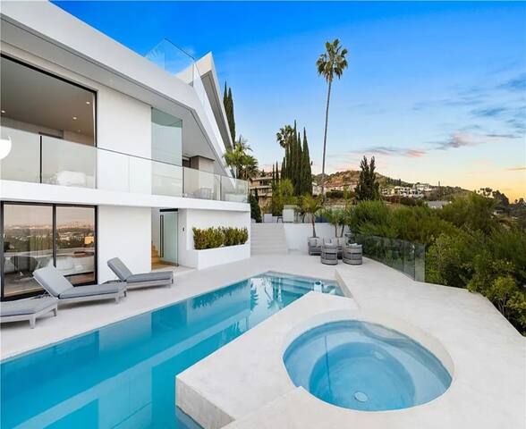 Tranquil Retreat w/ Stunning Hollywood Hills Views gallery image 2