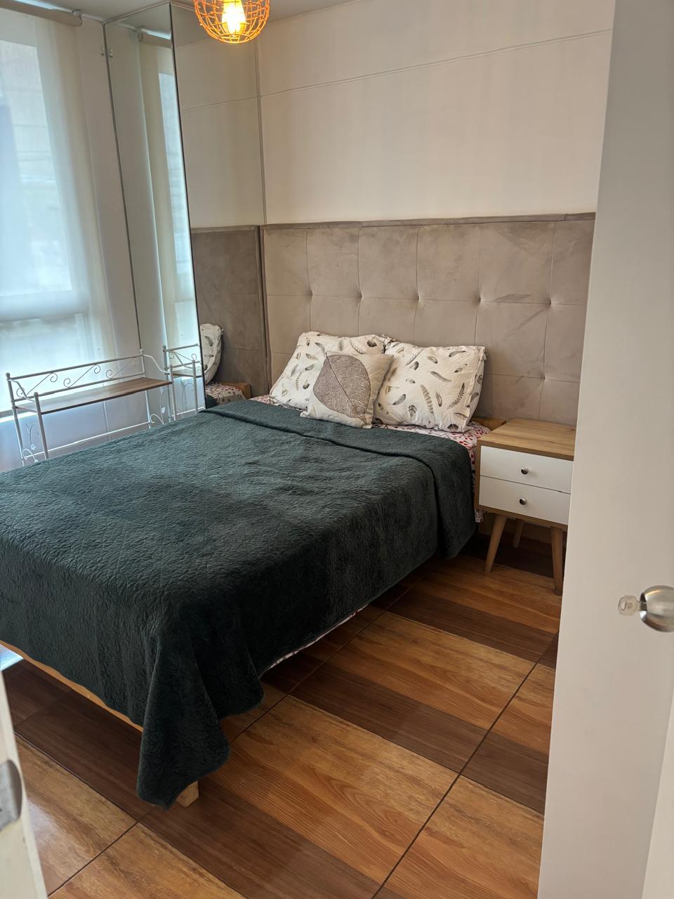 Кревет за 2 лица со чаршафи, јорган, перници со просторен плакар со 6 врати, свеќа и полица за чевли