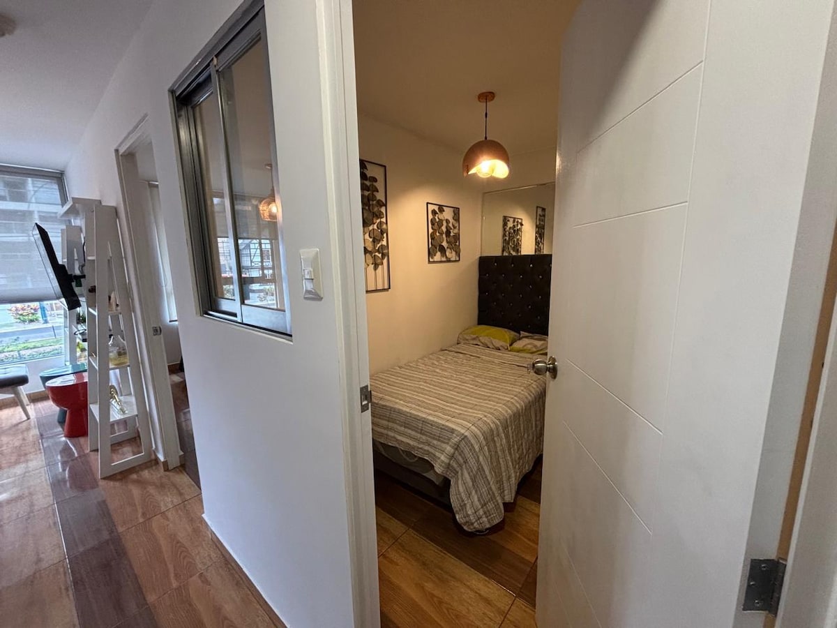 Кревет во втората спална соба од 1 1/2 квадратни метри со чаршафи и јорган, перници