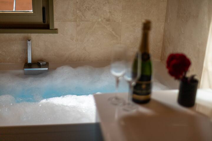 Stylish Jacuzzi&Sauna Vatican apt (by Flatinrome) gallery image 3