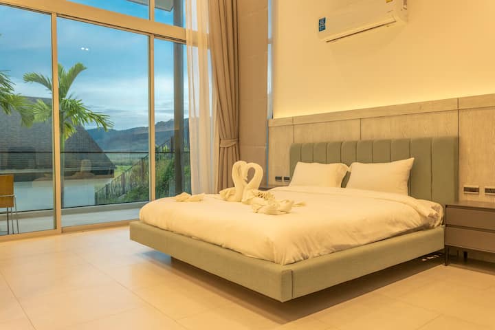 这间宁静的卧室配有豪华加大双人床、柔软的床上用品、充足的衣物储物空间和空调，让您感到舒 遮光窗帘为安静的睡眠创造了完美的环境，使其成为一个宁静的度假胜地。