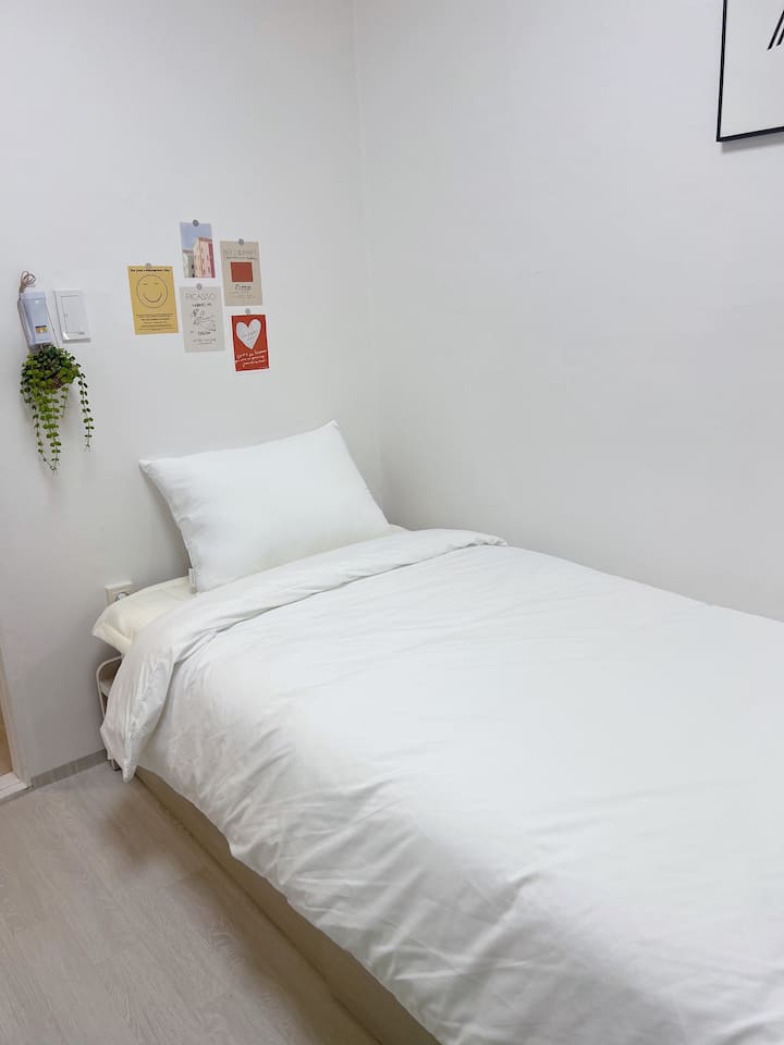 Spálňa č. 3 má jednu samostatnú posteľ. Vzhľadom na štruktúru budovy nie je možné nainštalovať klimatizáciu v spálni 3, takže tam nie je žiadna klimatizácia.