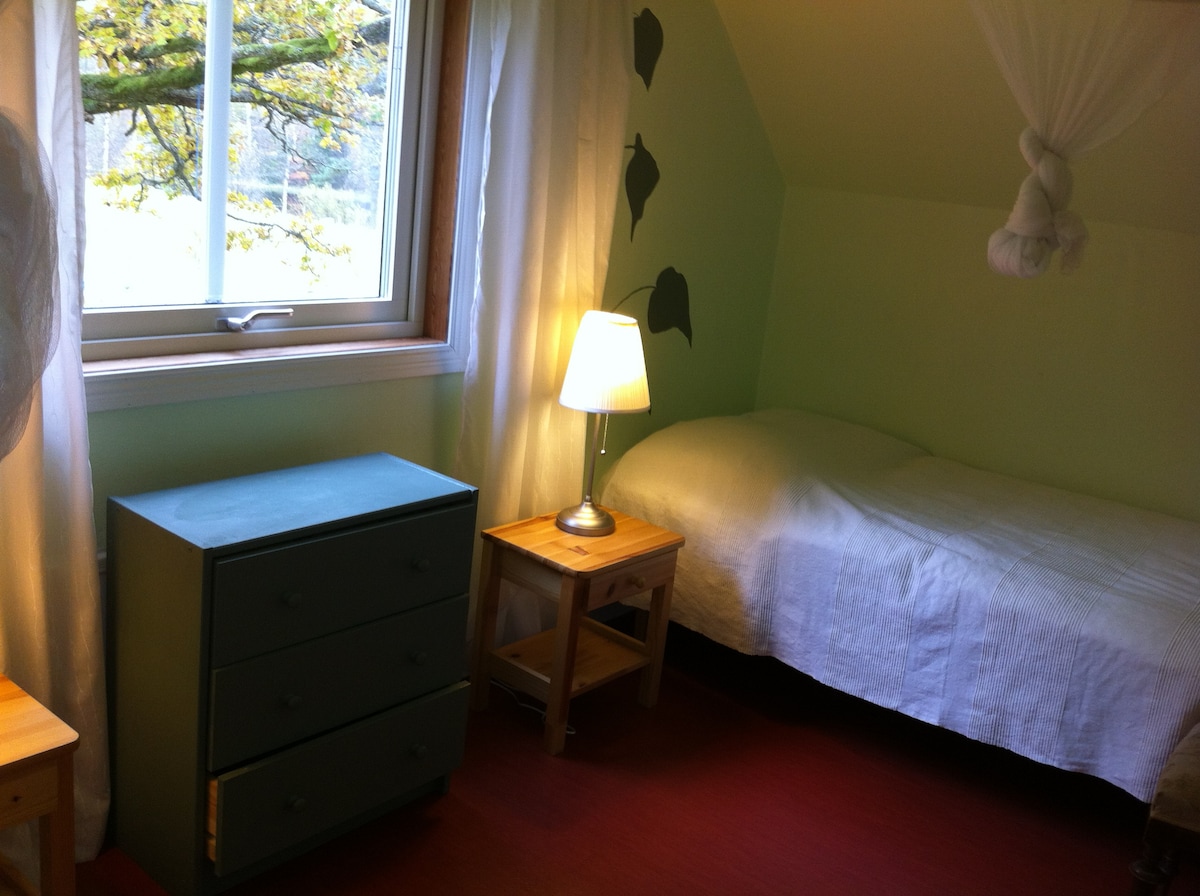 这间卧室配备两张单人床
房间是夏季住宅中最凉爽、最安静的房间。 如果您想要非常安静，附楼是最偏僻的