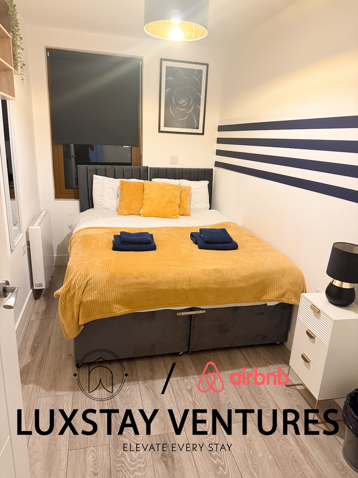 ห้องนอนที่สว่างและมีสไตล์ พร้อมการตกแต่งที่อบอุ่น สัมผัสทันสมัย และความสะดวกสบายที่น่าดึงดูดใจ
