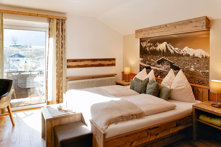 ระบบเตียงชั้น 2 พร้อมแผงกราฟิกและแสงเน้นเสียง - เตียง 90x200 ซม. ที่ความสูงสบายพื้นออกแบบให้เป็นแผ่นไม้โอ๊ค 1 แถบ