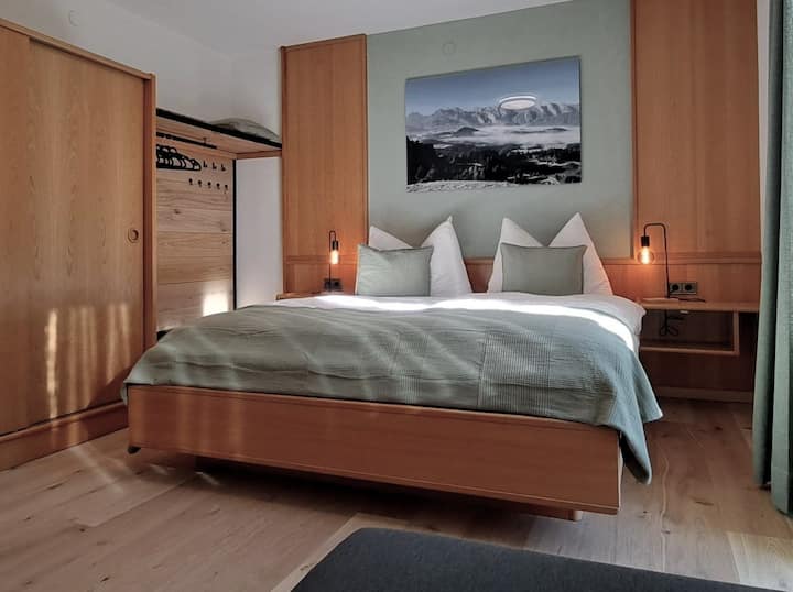 ระบบเตียงชั้น 1 พร้อมแผงกราฟิกและไฟเน้นเสียง - เตียง 90x200 ซม. ที่ความสูงสบายพื้นออกแบบให้เป็นแผ่นไม้โอ๊ค 1 แถบ