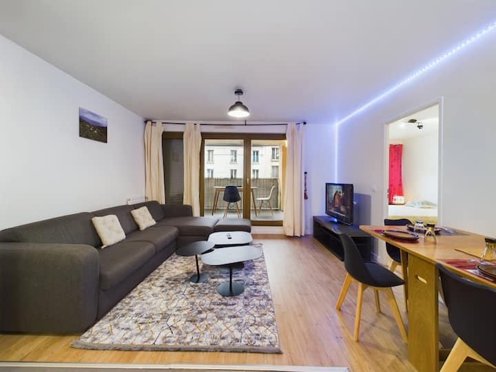 Roi De Paris/ Stade, Gare, Parking Et Terrasse - La Plaine Saint-Denis