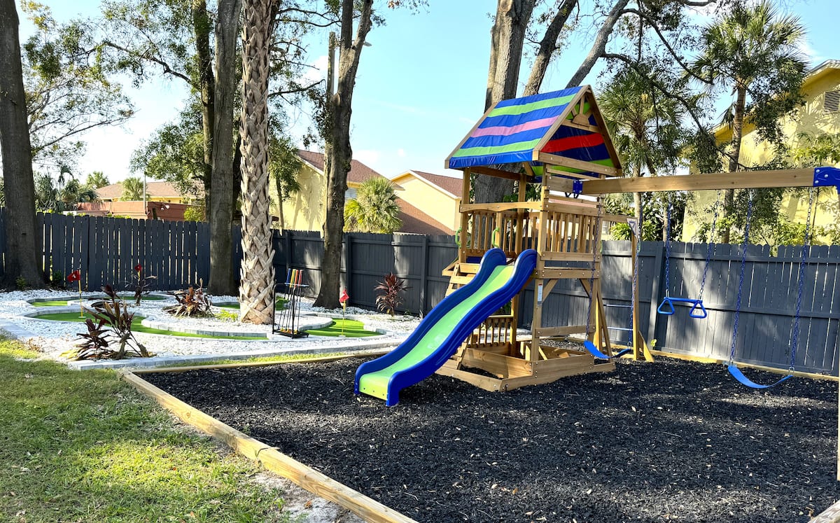 Barry's Boho Bungalow hot tub & mini golf green