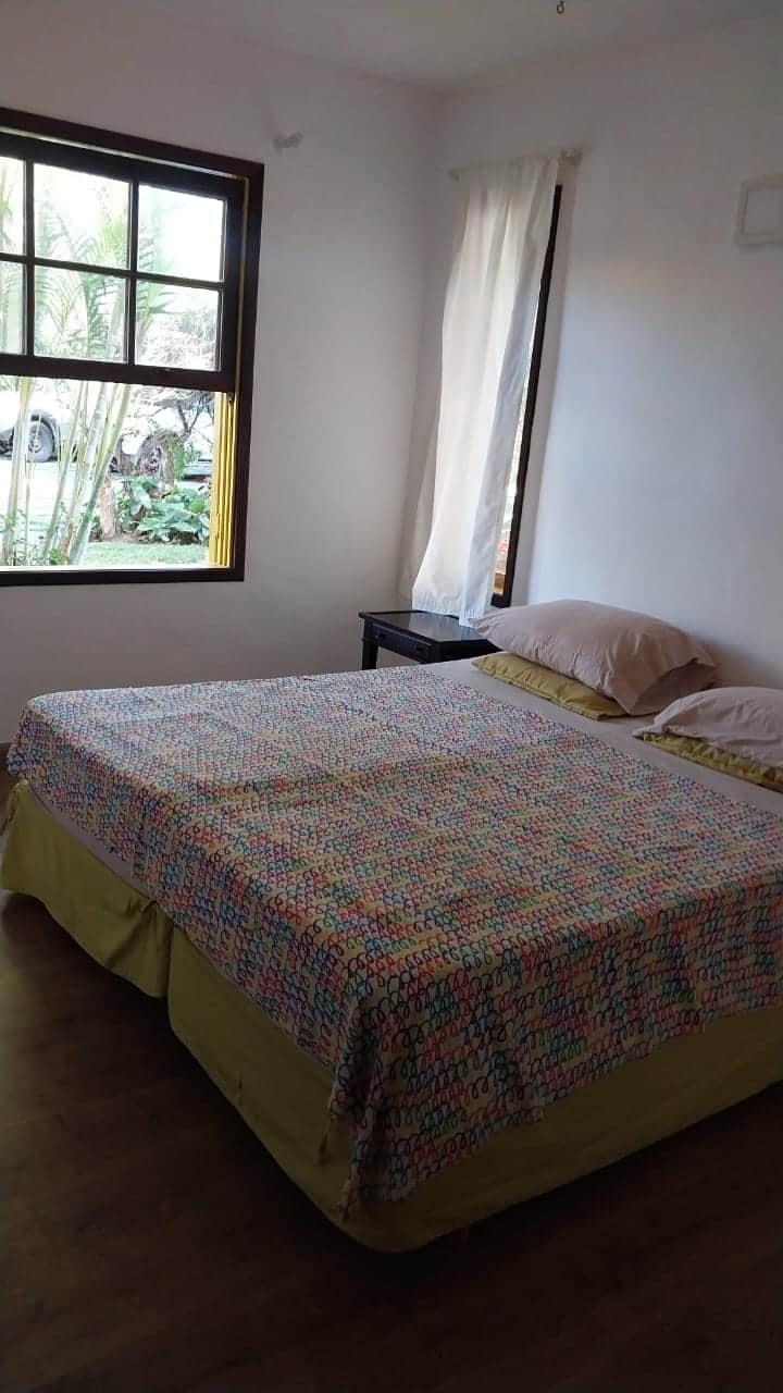 Стая 1 се намира на приземния етаж на къщата и има лесна достъпност (без стъпала). Това е апартамент с килер. Добре осветено и въздушно. Има вентилатор на пода. Удобно легло!