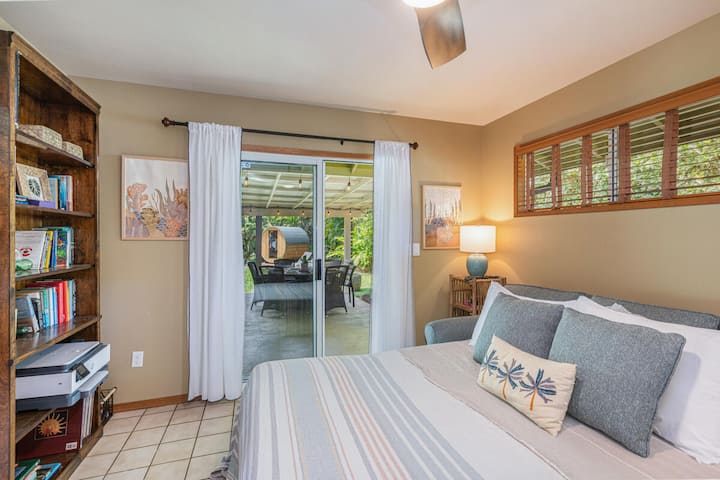 Guest room, Queen Bed,  with access to patio