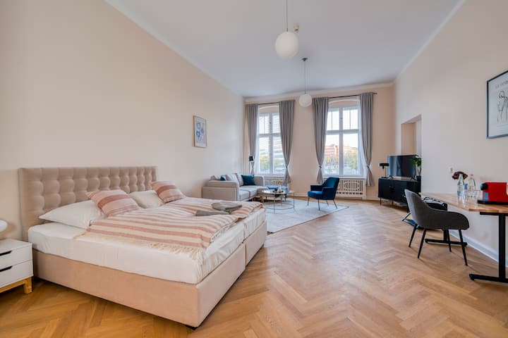 Jomi Stays | Feel Like Home - Berlín