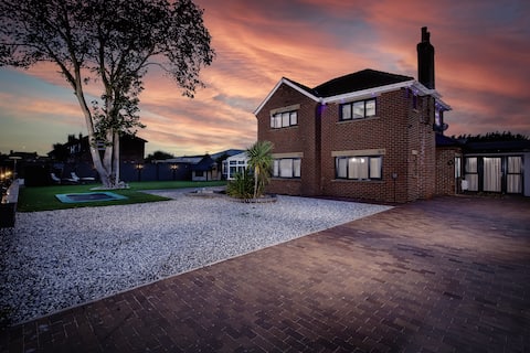 21 Guest Luxury Stay - Private Pool, Hot Tub & Bar