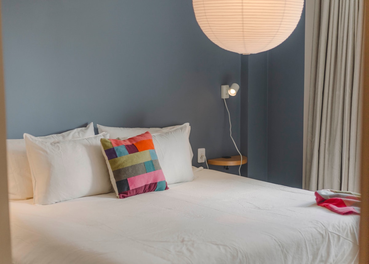 Pusho me dizajn – Jastëkë shumëngjyrësh që sjellin jetë dhe rehati.