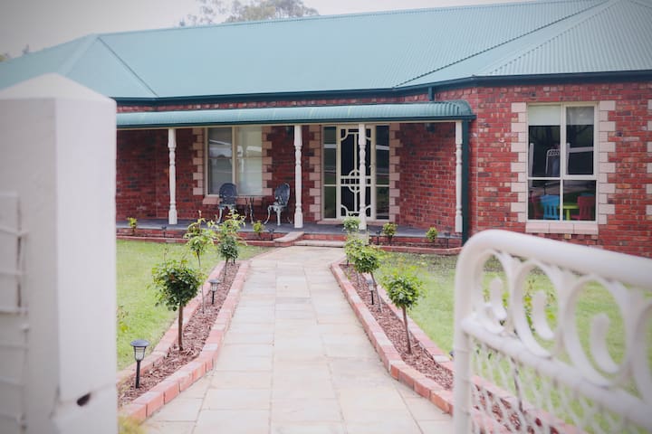 Yarraview: 5BR country home, superb location gallery image 3