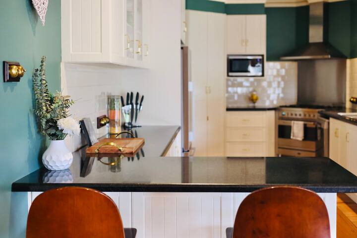 Yarraview: 5BR country home, superb location gallery image 5