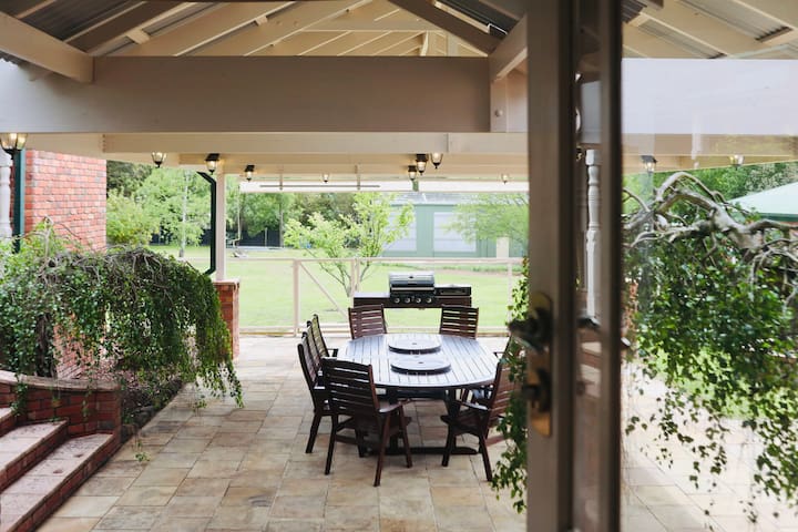 Yarraview: 5BR country home, superb location gallery image 4