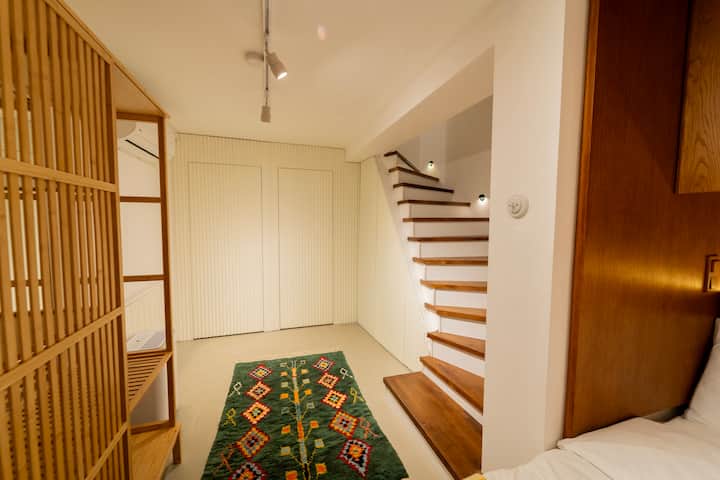 1号卧室设有独立卫生间、厨房以及洗衣机和烘干机的指定区域。