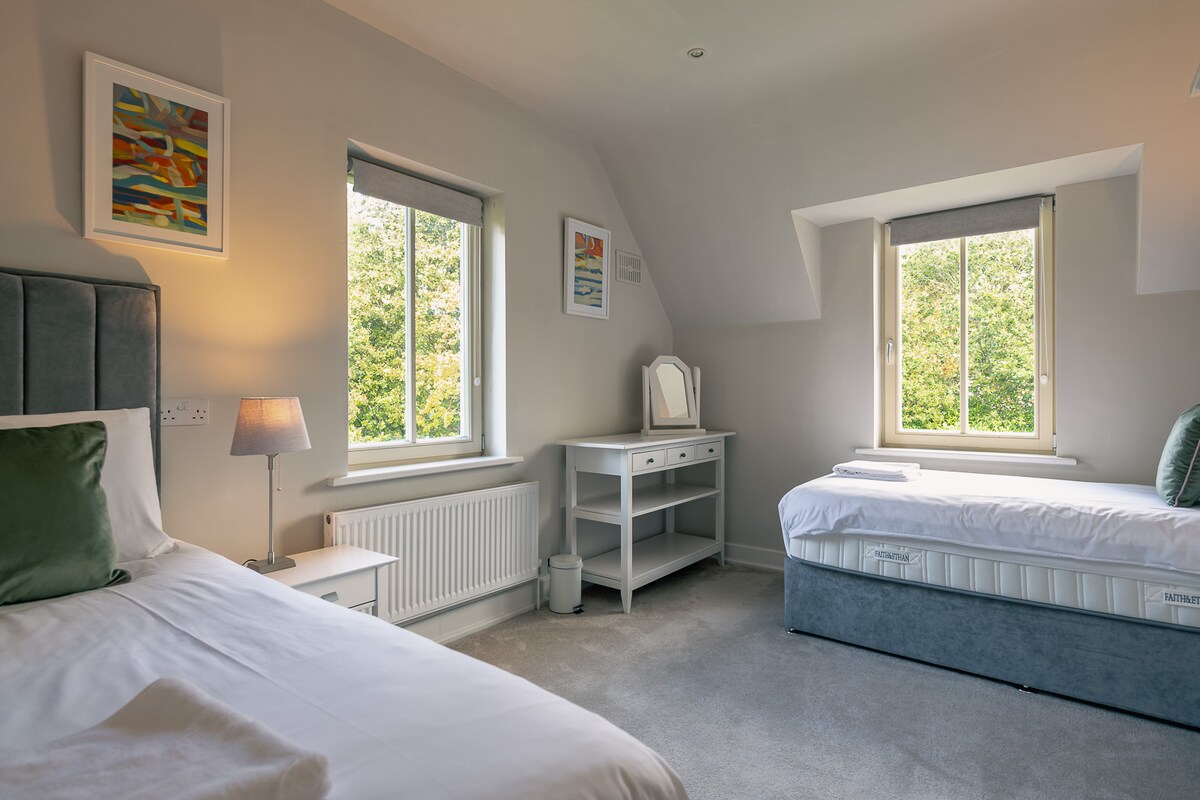 Მე-4 საძინებელში ორი ერთადგილიანი საწოლი სრულდება. იდეალურია ოჯახის წევრებისთვის ან მეგობრებისთვის. Გაამშრალეთ ჟალუზები ყველა საწოლში.