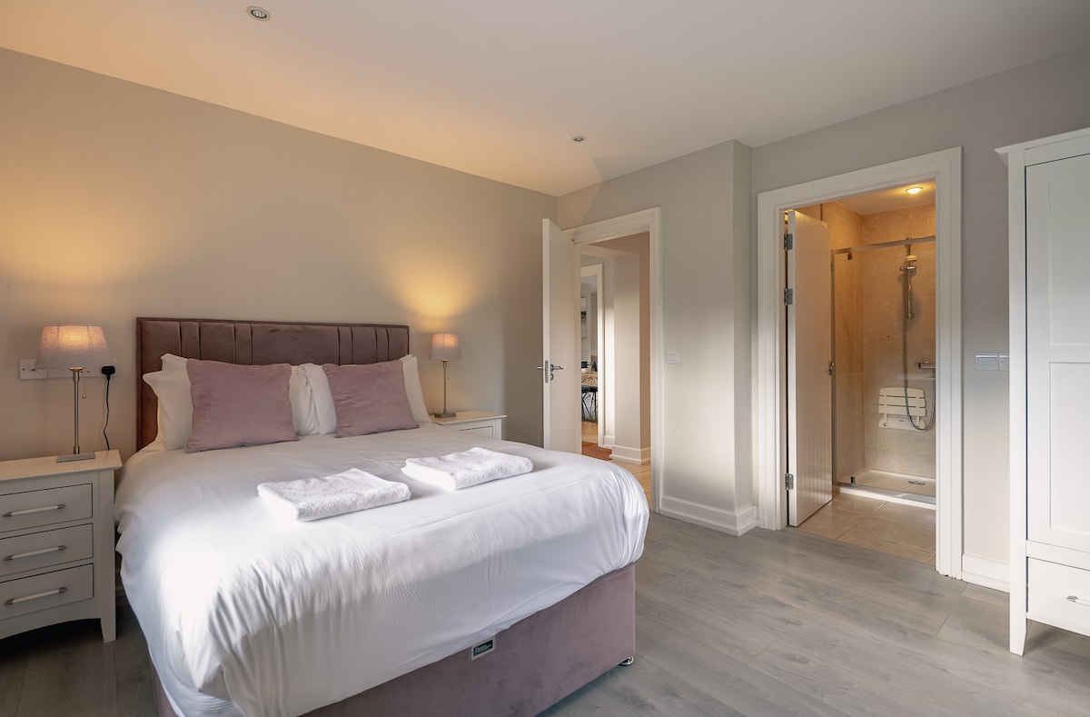 Ორადგილიანი პირველი სართული აერთიანებს საწოლ ოთახს .ახალი სასტუმროს ხარისხიანი საწოლი და ლეიბი .გაასწორეთ გორგოლაჭებიანი ჟალუზები და ფარდები კომფორტული ძილის უზრუნველსაყოფად.