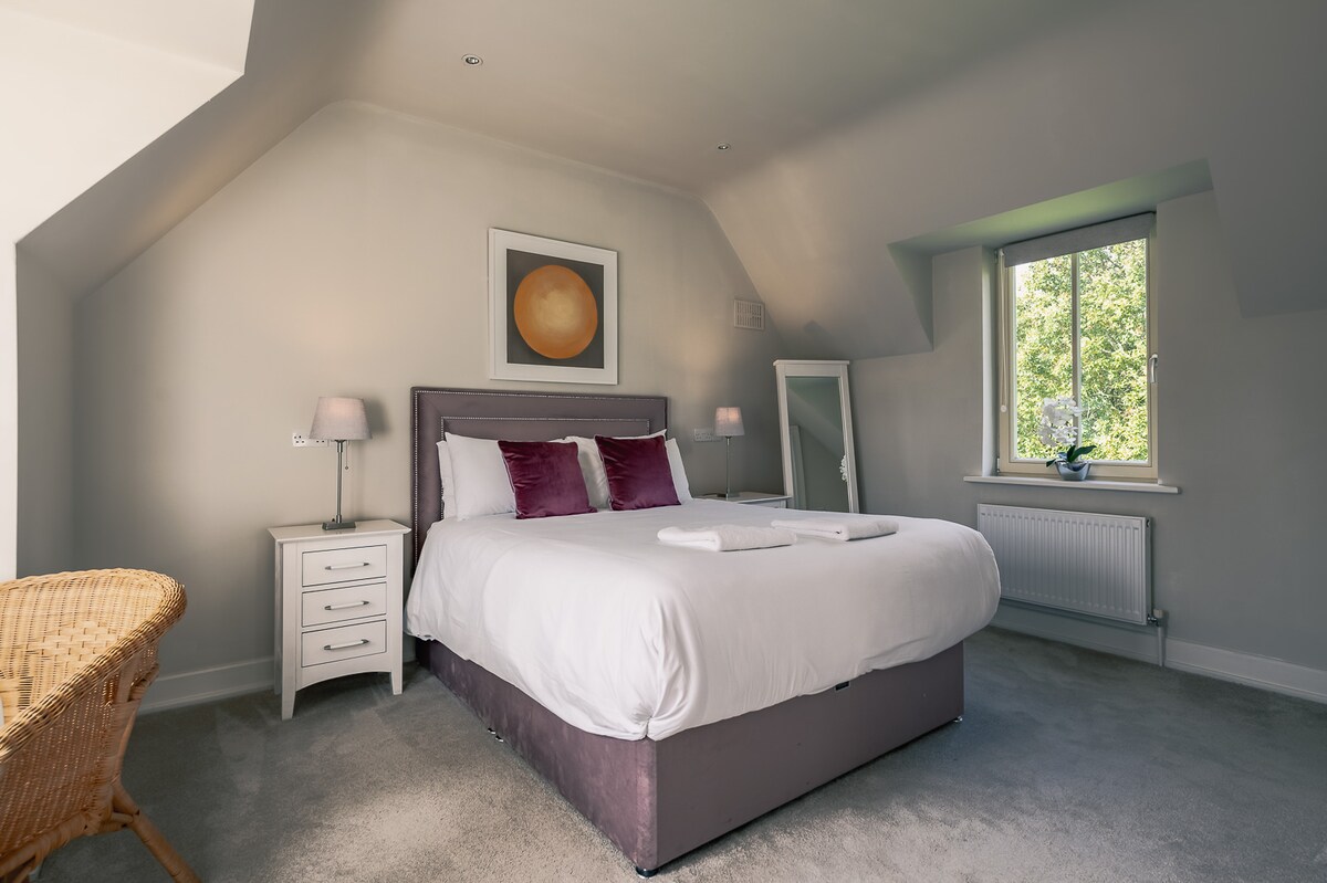 Მთავარი საძინებელი ორადგილიანი საწოლითა და სრული  სააბაზანოთი. Ფართო ოთახი ლამაზი ხედებითა და ტანსაცმლის გულუხვი სათავსოთიიდეალური ადგილმდებარეობა ქორწილებზე დასასწრებად და საქორწინო წვეულებებისა და სტუმრებისთვის მოსამზადებლად.