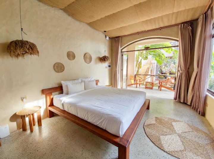 Пространа соба со балкон со поглед кон приватен базен, тивок и проветрен простор. Бањата е чиста, пространа, без мирис, исполнета со природна светлина и ветер, со голема када која ве прави апсолутно опуштени додека сте на одмор.