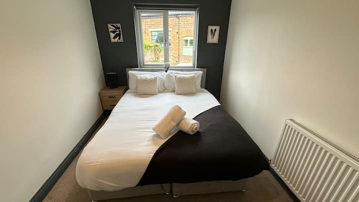 ಕಿಂಗ್ ಬೆಡ್

£ 40 ಗೆ ಹಾಸಿಗೆಯನ್ನು 2 ಸಿಂಗಲ್‌ಗಳಾಗಿ ವಿಂಗಡಿಸಬಹುದು