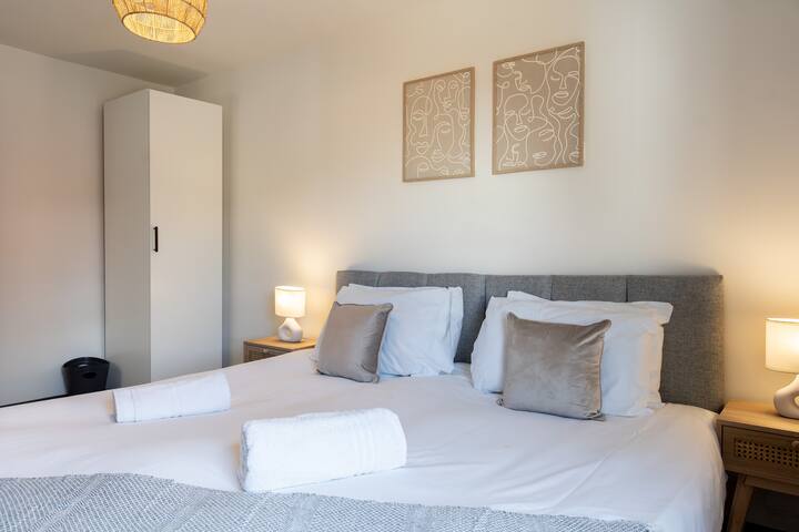 ಸೂಪರ್‌ಕಿಂಗ್ ಬೆಡ್.

£ 40 ವಿನಂತಿಯ ಮೇರೆಗೆ ಹಾಸಿಗೆಯನ್ನು 2 ಸಿಂಗಲ್‌ಗಳಾಗಿ ವಿಂಗಡಿಸಬಹುದು