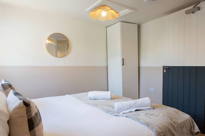 ಕಿಂಗ್‌ಸೈಜ್ ಬೆಡ್.

£ 40 ವಿನಂತಿಯ ಮೇರೆಗೆ ಹಾಸಿಗೆಯನ್ನು 2 ಸಿಂಗಲ್‌ಗಳಾಗಿ ವಿಂಗಡಿಸಬಹುದು