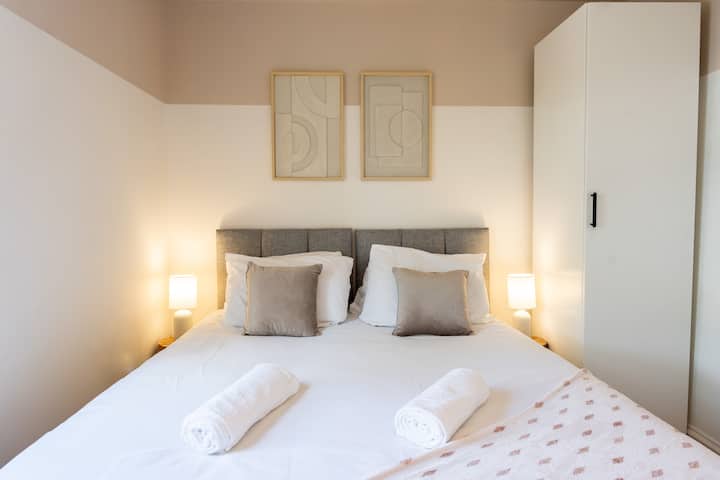 ಶವರ್ ರೂಮ್ ಎನ್-ಸೂಟ್ ಹೊಂದಿರುವ ಕಿಂಗ್ ಸೈಜ್ ಬೆಡ್ ಅನ್ನು ಲಗತ್ತಿಸಲಾಗಿದೆ.

£ 40 ವಿನಂತಿಯ ಮೇರೆಗೆ ಹಾಸಿಗೆಯನ್ನು 2 ಸಿಂಗಲ್‌ಗಳಾಗಿ ವಿಂಗಡಿಸಬಹುದು