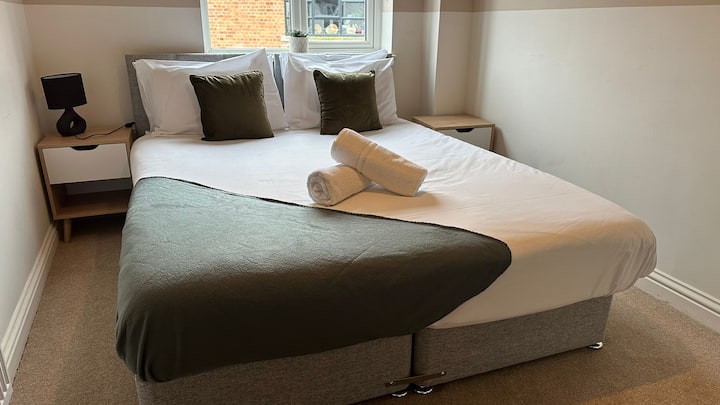 ಕಿಂಗ್ ಬೆಡ್

£ 40 ಗೆ ಹಾಸಿಗೆಯನ್ನು 2 ಸಿಂಗಲ್‌ಗಳಾಗಿ ವಿಂಗಡಿಸಬಹುದು