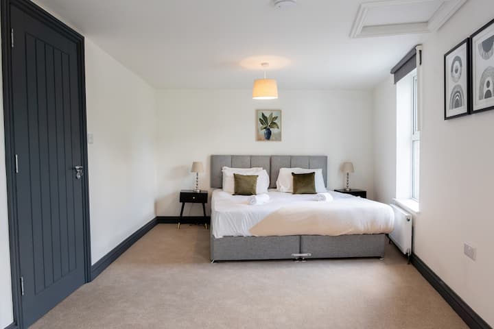 ಸೂಪರ್ ಕಿಂಗ್ ಬೆಡ್ ಹೊಂದಿರುವ ದೊಡ್ಡ ಮಾಸ್ಟರ್ ಬೆಡ್‌ರೂಮ್.
£ 40 ರ 2 ಸಿಂಗಲ್‌ಗಳಾಗಿ ವಿಂಗಡಿಸಬಹುದು