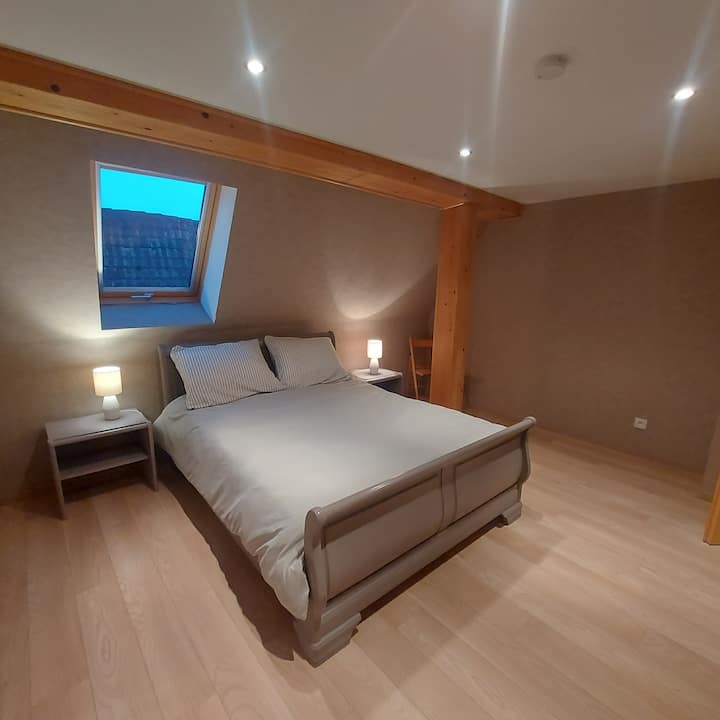 Ampia camera con letto matrimoniale e cabina armadio 