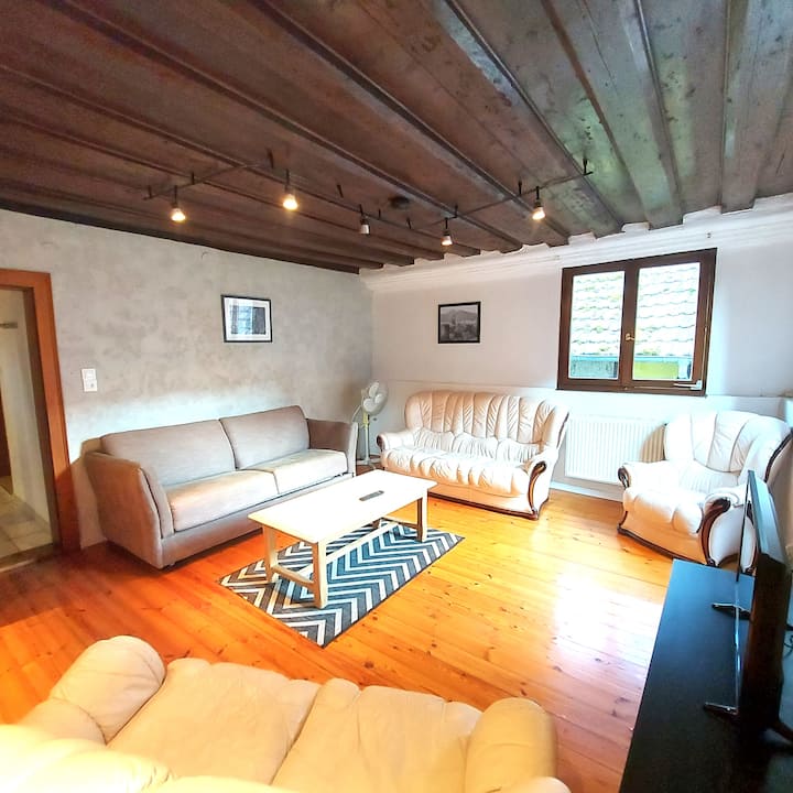 Doppio soggiorno con TV, che offre una grande capacità di accoglienza e di ricezione grazie alla sala da pranzo adiacente. Uno dei divani letto può offrire un posto letto supplementare per due persone.