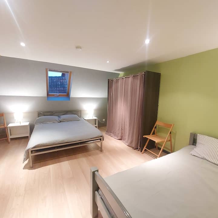 Questa spaziosa camera offre due comodi letti matrimoniali, oltre a uno spogliatoio, che consente di organizzare i propri effetti personali con facilità.