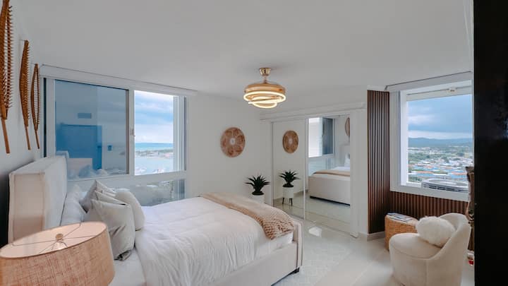 Glavna spavaća soba ima bračni krevet iz snova, klima-uređaj, ukrasnu stolicu, prostor u ormaru, sjenila za zamračivanje i sef, a pruža nevjerojatan pogled na ocean i prašumu.