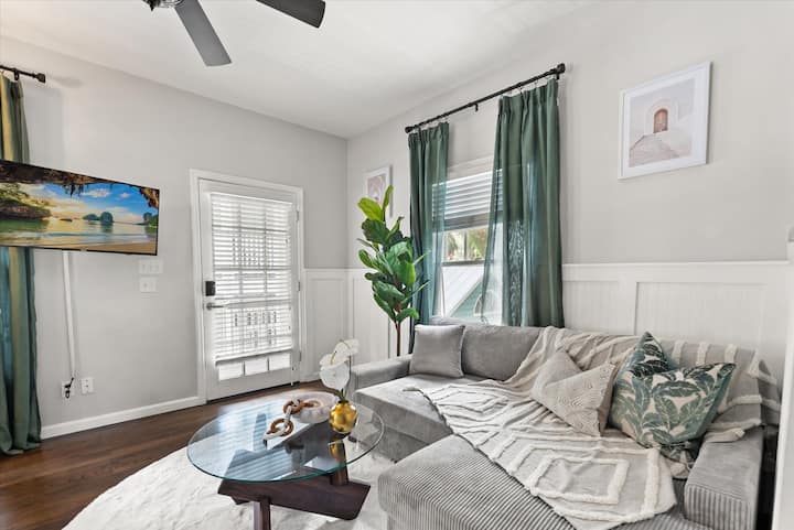 Sleeps 2 | Lake Eola |Downtown Orlando | Oasis - Orlando, FL