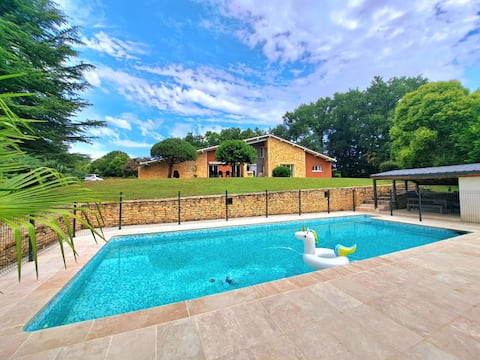 Family home with pool and beautiful wooded park