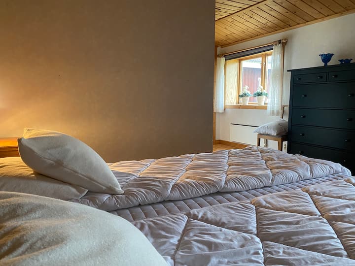 Sovrummet längst in har dubbelsäng. Finns även två extra resesängar i enkel modell i detta rum som är utöver angivna antal bäddar.