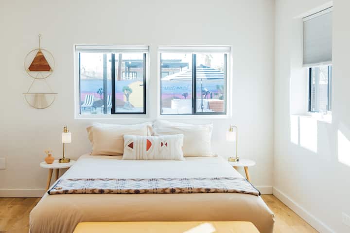 Დედოფლის ზომის საწოლი, რბილი კომფორტული თეთრეული, უკანა ეზოს ოაზისის უმშვენიერესი ხედები