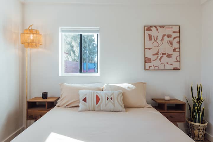 Დედოფლის ზომის საწოლი, რბილი კომფორტული თეთრეული, უკანა ეზოს ოაზისის უმშვენიერესი ხედები