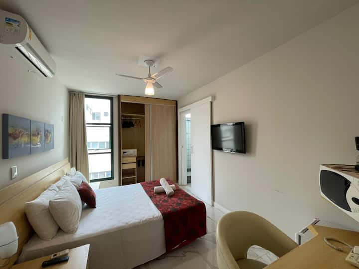 Udobna soba opremljena TV-om, klima-uređajem, ormarom, mini barom, mikrovalnom pećnicom i osnovnim priborom (posuđe, čaše, pribor za jelo). 