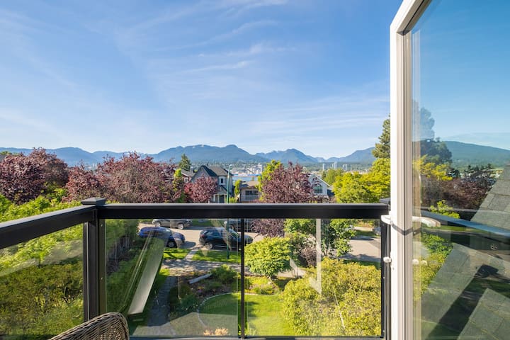 3 BR/2BTH, Near Downtown, Mountain Views gallery image 2