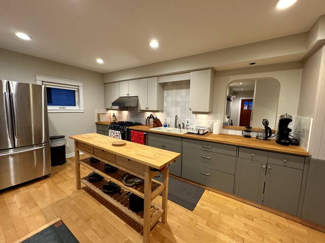 3 BR/2BTH, Near Downtown, Mountain Views gallery image 4