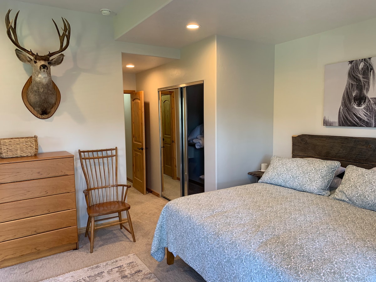 Მთავარ საძინებელში არის დიდი საწოლი, პატარა მაგიდა და ტელევიზორი. 