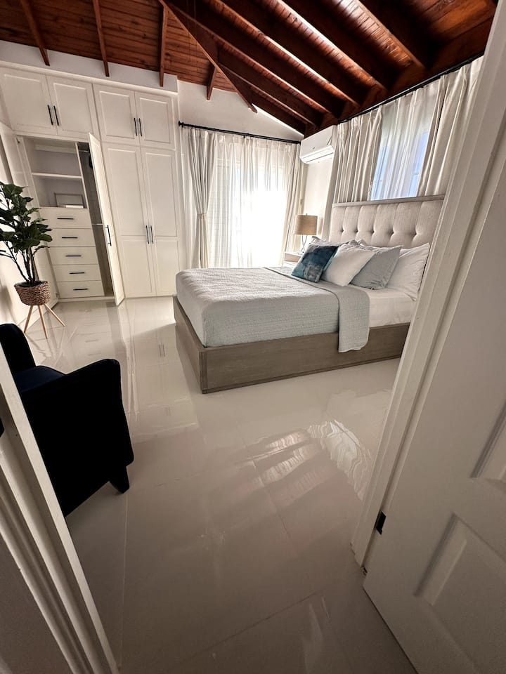 ห้องนอนใหญ่ออกแบบมาเพื่อความสะดวกสบายของคุณ มีพื้นที่กว้างขวาง โปร่งสบาย ตกแต่งด้วยเฟอร์นิเจอร์ทันสมัยและความหรูหรา